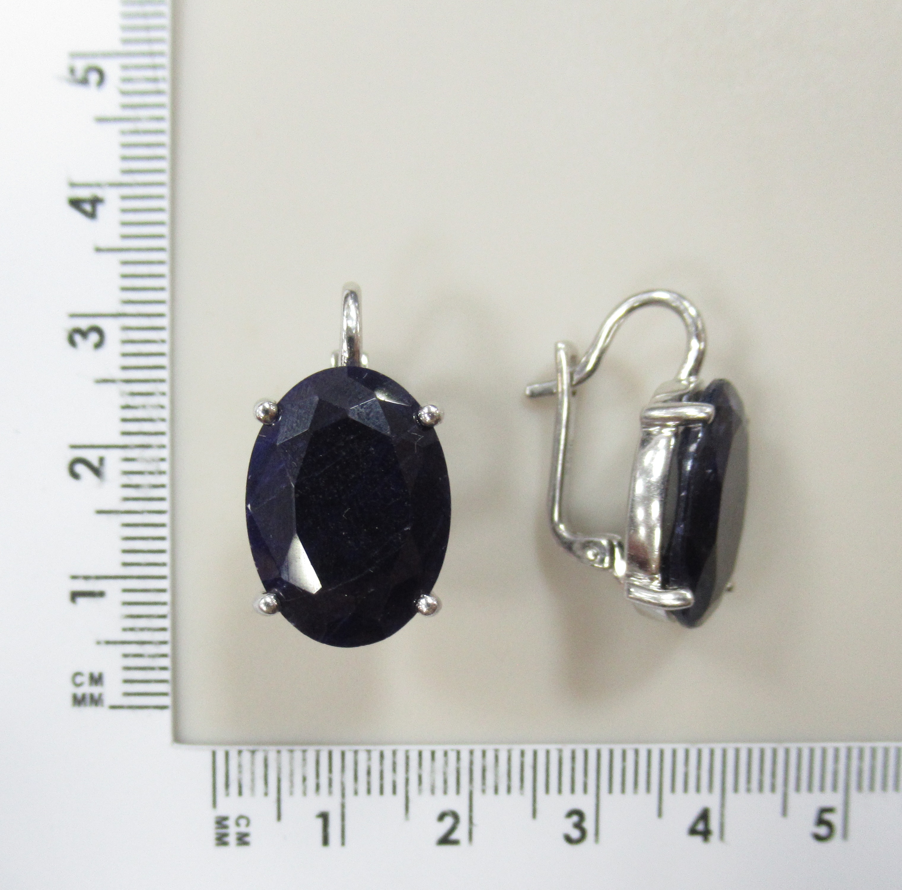 Серебряные серьги с корундами